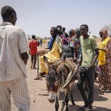Médecins sans Frontières (MSF), qui travaille dans des dispensaires de campagne pour les déplacés à Madani, à 200 kilomètres au sud-est de Khartoum, a dit jeudi avoir remarqué "une augmentation préoccupante" des habitants fuyant la capitale.